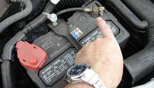 Penyebab Kerusakan Aki Mobil dan Tips Mengatasinya
